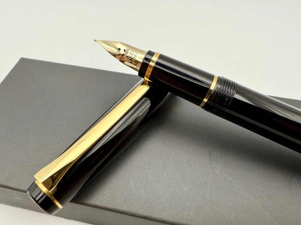 PLUMA ESTILOGRÁFICA PILOTO FALCON RIBETE ORO NEGRO SUAVE FINO 14K NUEVA EN CAJA G3D Foto 3 de 4