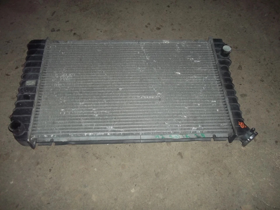 Radiador de refrigeración del motor Sonoma Blazer 1986-1993 S10 S15 14-7/8" de alto OEM Foto 4 de 4