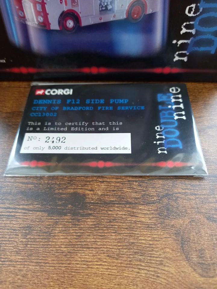 BOMBA LATERAL CORGI CC13002 DENNIS F12 SERVICIO DE BOMBEROS DE LA CIUDAD DE BRADFORD SIN USAR, EN CAJA 1:50 Foto 3 de 4