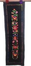HUNGARIAN HANDEMBROIDERED  TABLERUNNER w. MATYO Pattern [93]