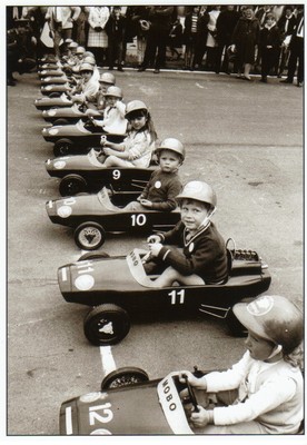 Ansichtskarte: kleine Rennfahrer beim Junior Grand Prix - Seifenkistenrennen 