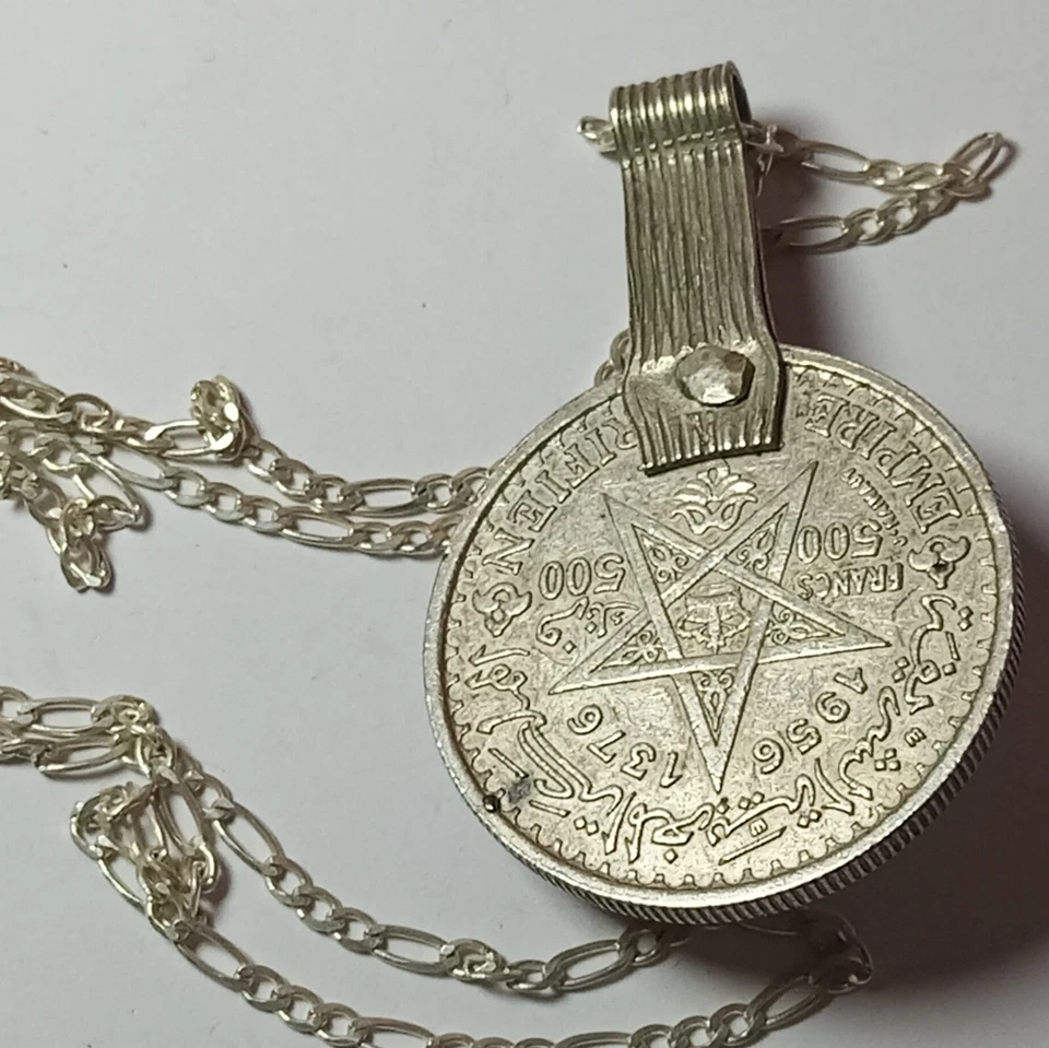 Un collar antiguo único hecho de una antigua moneda de plata marroquí y piedra VERDE Foto 2 de 4