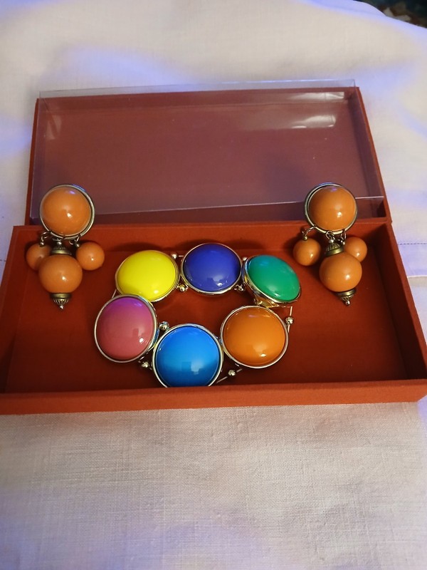 Vintgage Lucite Jewelry Set