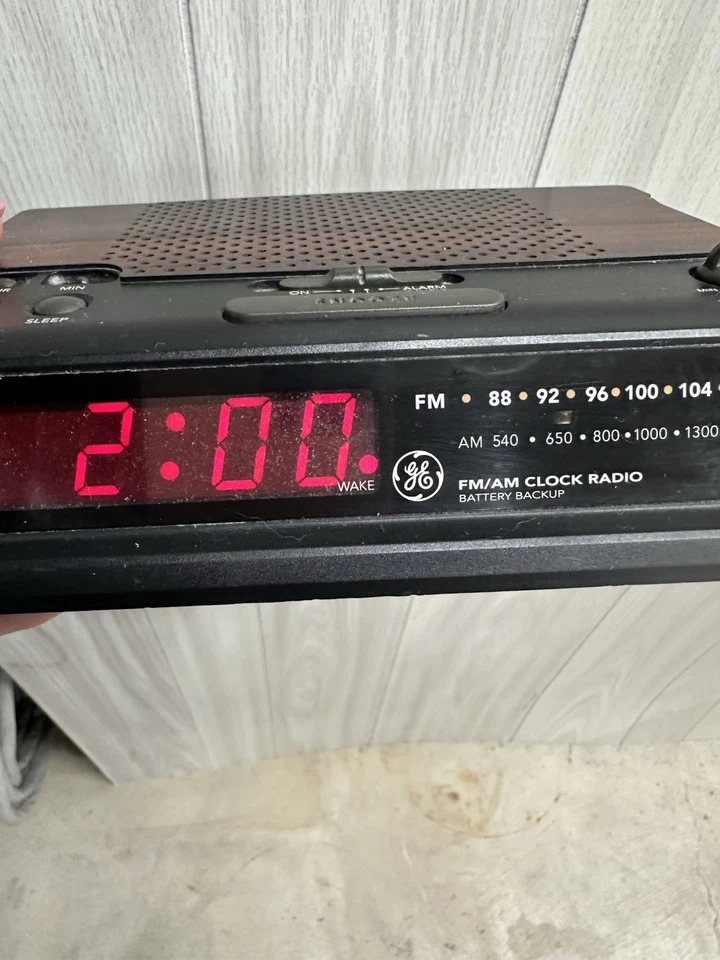 通用电气 GE 木纹数字闹钟调幅/调频收音机 7-4613D 复古 — 第 2/4 张图片