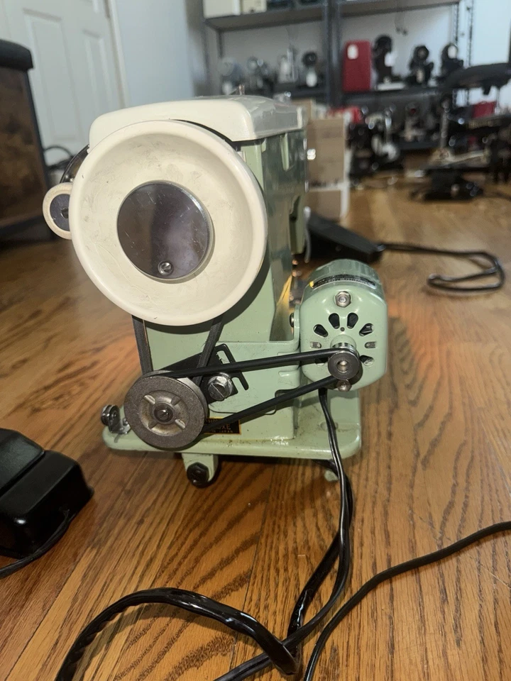 Máquina de coser Monster Dressmaker. Polea reductora. Zigzag. Cuero de lona. TB Foto 2 de 4