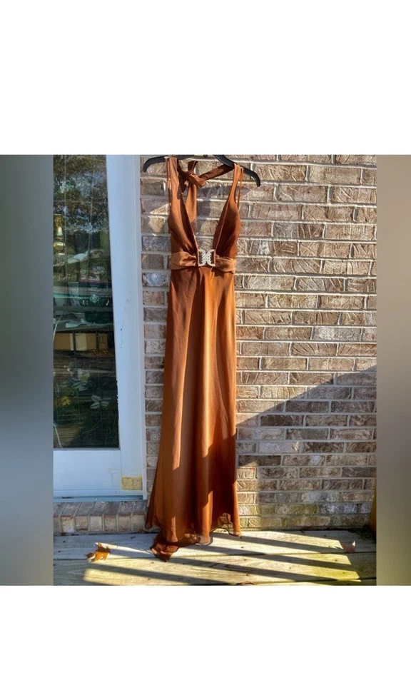 Vestido Y2K Marrón y Cobre Ombré Escote Sumergido Flecos Halter Cuello Caché Baile de graduación Foto 4 de 4