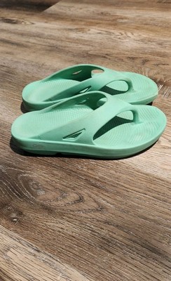 oofos original size Mens 8 women 10 shoes green slip on thong recovery sandals