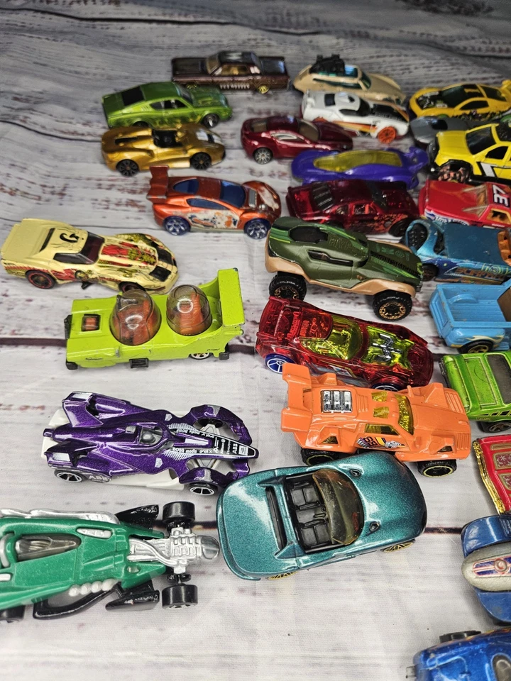 Lote Mixto de 34 Coches Matchbox y Hot Wheels Años 90-2000 Jugados Con Estado Foto 2 de 4