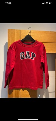 GAP rotes Langarmshirt mit Logo für einen 5-Jährigen.