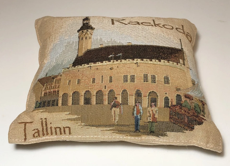 Almohada decorativa pequeña vintage Tallin Estonia arte pin cojín 8 x 8 pulgadas Foto 2 de 4