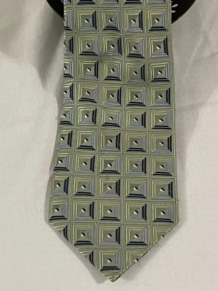 Gravata masculina JOSEPH ABBOUD 100% seda VERDE/GEOMÉTRICA: 3,5” X 60” - Imagem 3 de 3