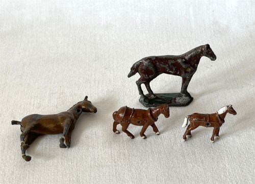 4 x petits jouets vintage en métal peint chevaux solides différentes marques et échelles #BT6 - Photo 1/13