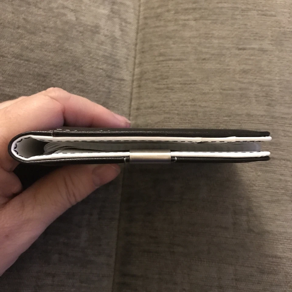 Cartera Billetera Y&G Moda del Momento Blanca y Negra Doble Plegable NUEVA. Foto 3 de 4