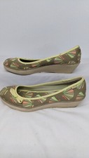 Vintage Woman's 8.5M Tan/Yellow Shell Keds Slip-on Shoes. WF26257