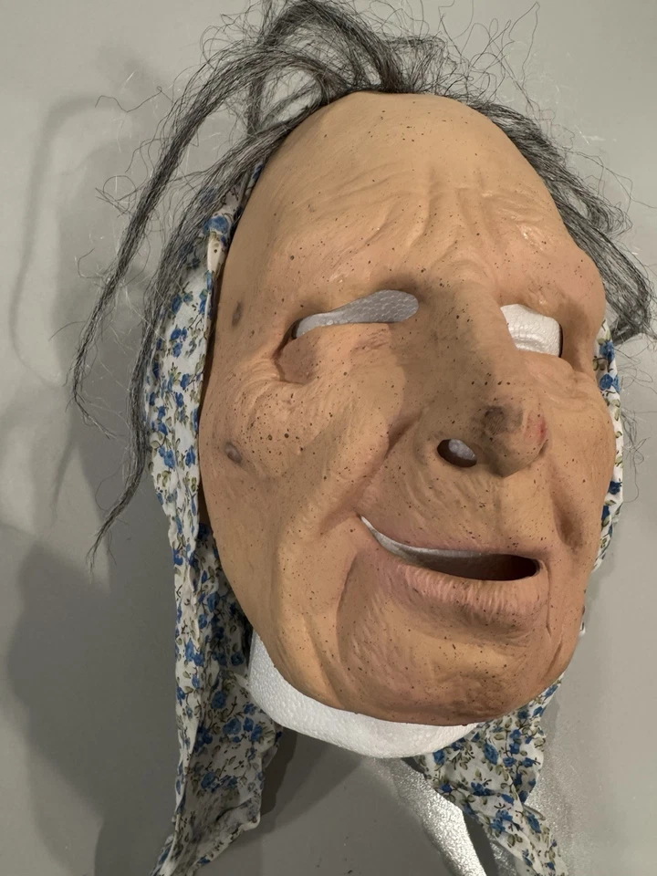 Máscara de látex Zagone Studios Nana con pañuelo hecha en EE. UU. Vieja dama Halloween Foto 2 de 4