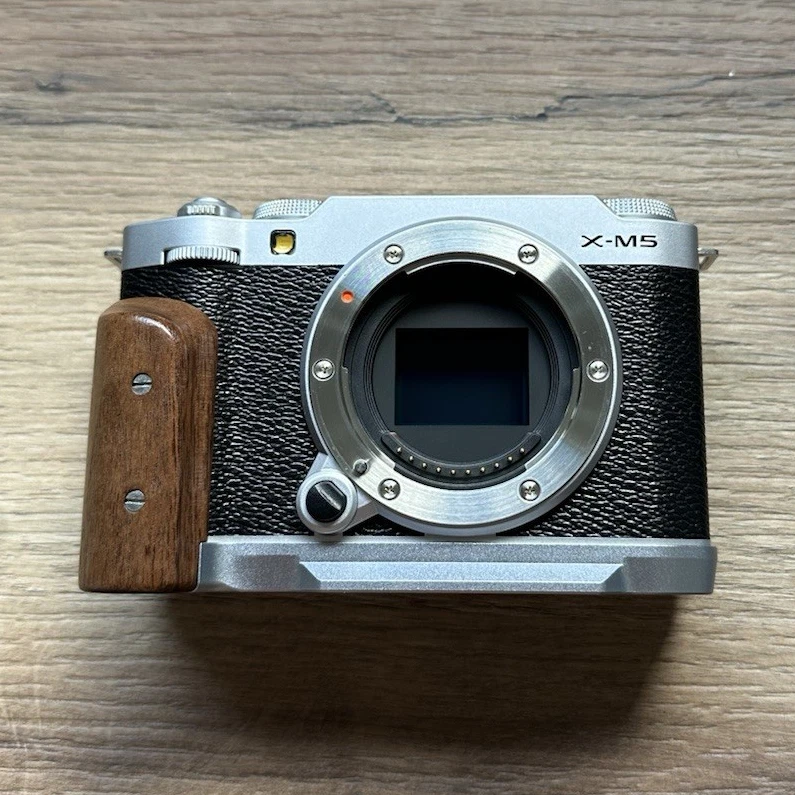 Fujifilm X-M5 silber near mint 2000 Auslösungen mit Smallrig Griff Set - Bild 1 von 4