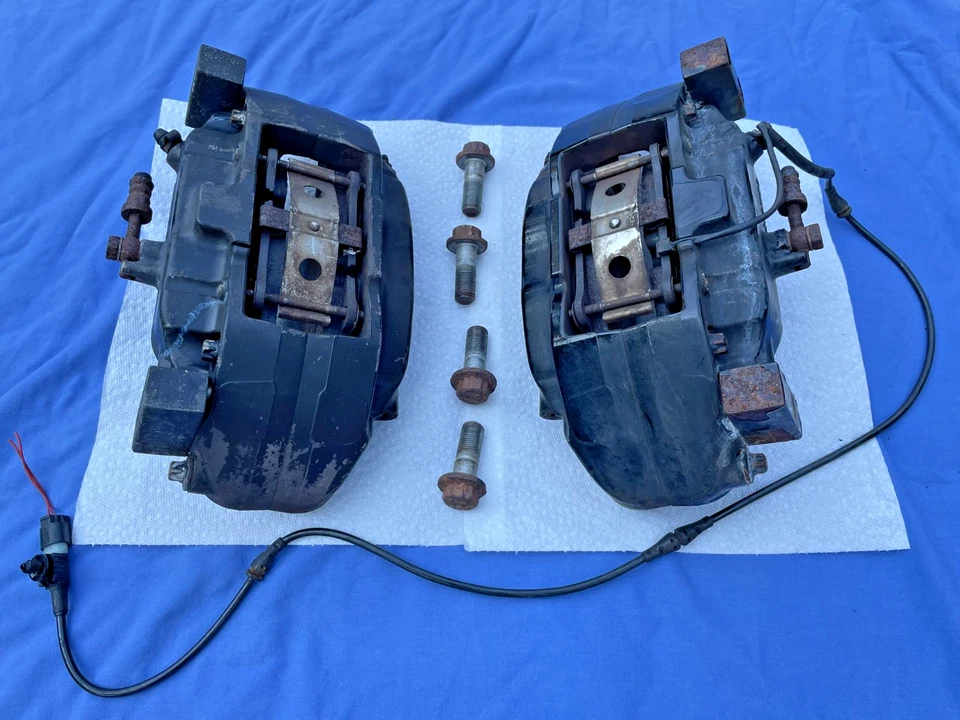 Комплект черных передних левых и правых суппортов тормозов Brembo для Range Rover HSE Sport 06–09 годов от оригинального производителя - Изображение 3 из 4