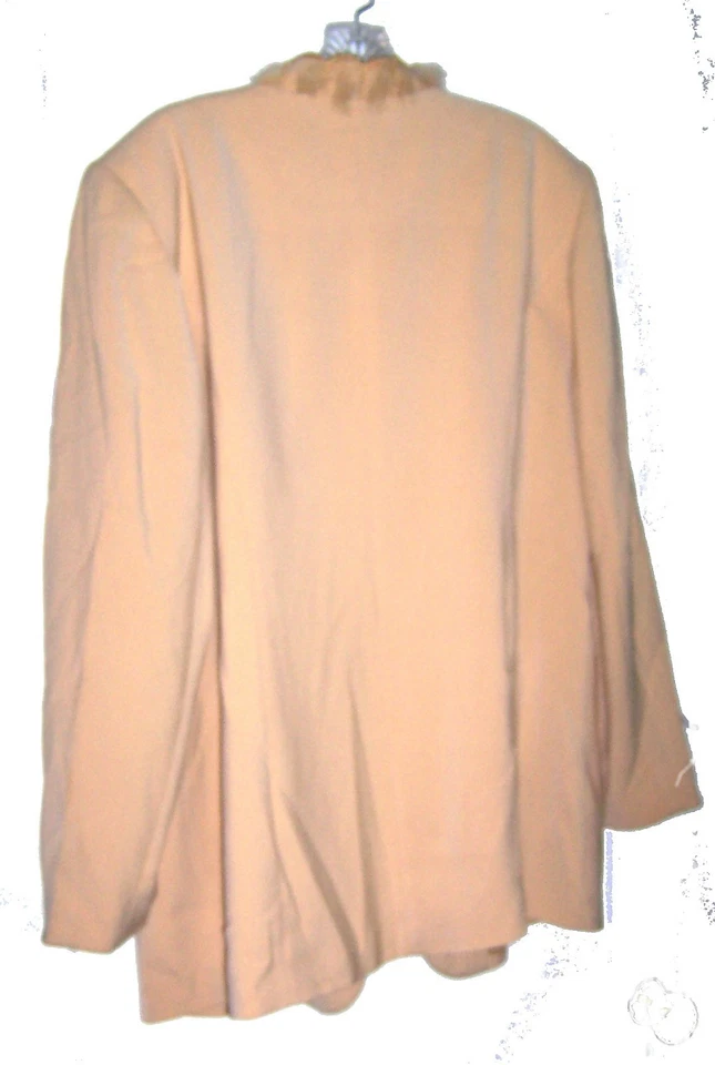 Chaqueta larga Faith dorada con cuentas con detalles de plumas talla grande 18 Foto 4 de 4