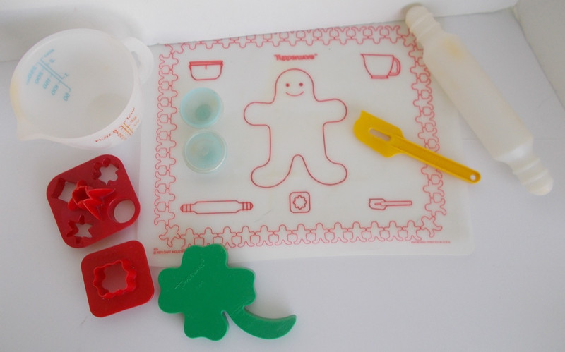 1979 Tupperware Toys Mini-Mix-It Childs Mixing Set 10 pieces  3 Cookie Cutters