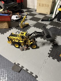 LEGO TECHNIC 42030 Volvo Wheel Loader (with Instructions) Set 99% Complete