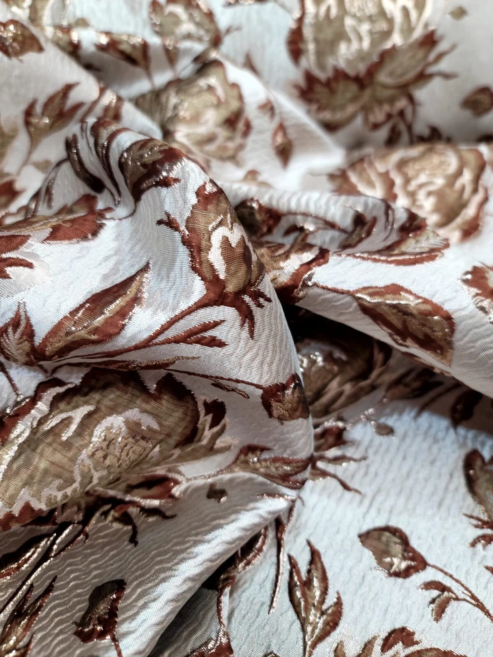 "Tela de brocado floral dorado marrón 57"" de ancho vendida por yarda fondo beige" Foto 3 de 4