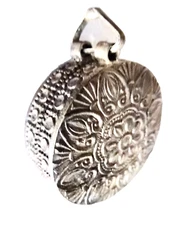 FLORAL METAL REPOUSSE EXOTIC METAL CONTAINER PENDANT COIN PURSE VINTAGE neocurio