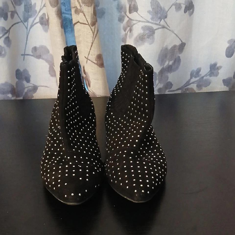 Botines negros elegantes con tachuelas Foto 2 de 4