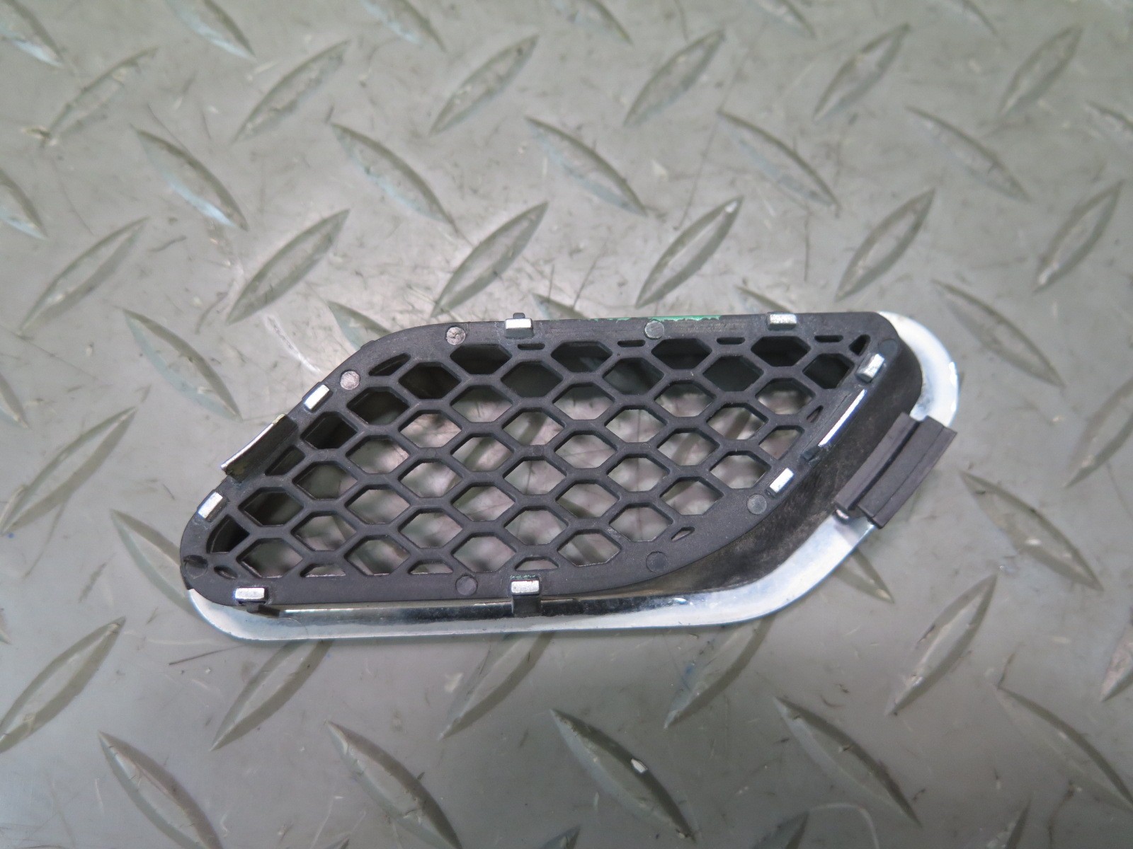 08-19 MASERATI GRANTURISMO M145 FRONT LEFT FENDER VENT TRIM GRILLE SET OF 3
