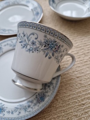 Noritake Blue Hill Fine China Teeservice und Teller 28 Teile Silberrand - sehr guter Zustand