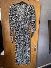 SIMPLY BE WITHOUT TAGS GORGEOUS PLISSE DRESS IN PLUS SIZE 32 VERY FLATTERING