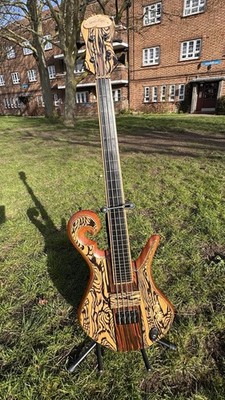 Handgefertigte Bassgitarre