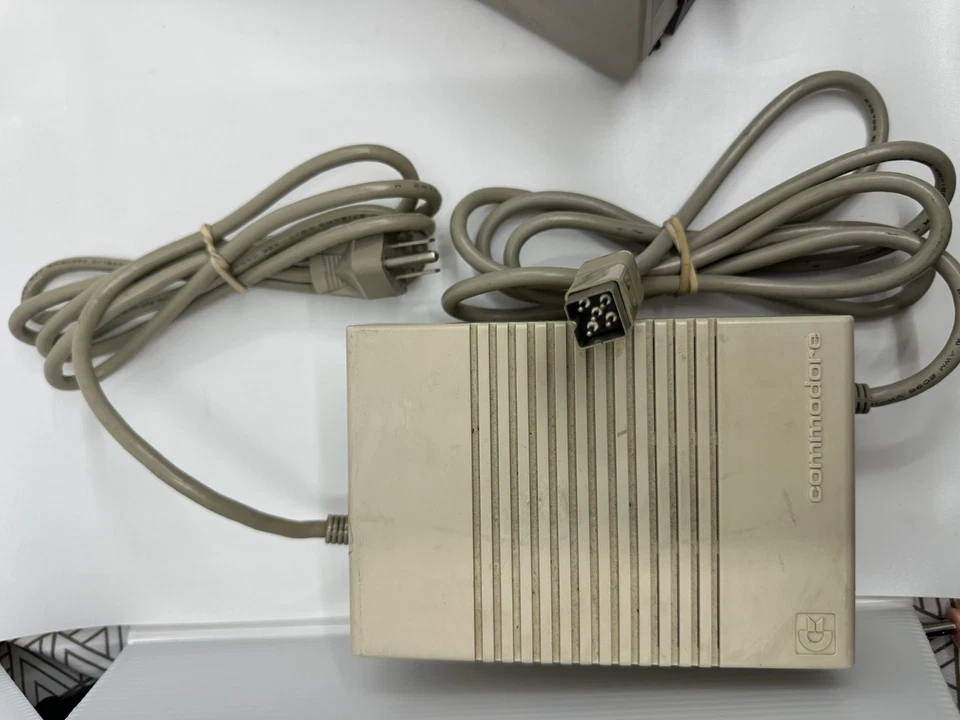 Vintage Commodore 64 Model 1541 Single Drive Floppy Disk - Untested POWERS ON - Image 4 of 4