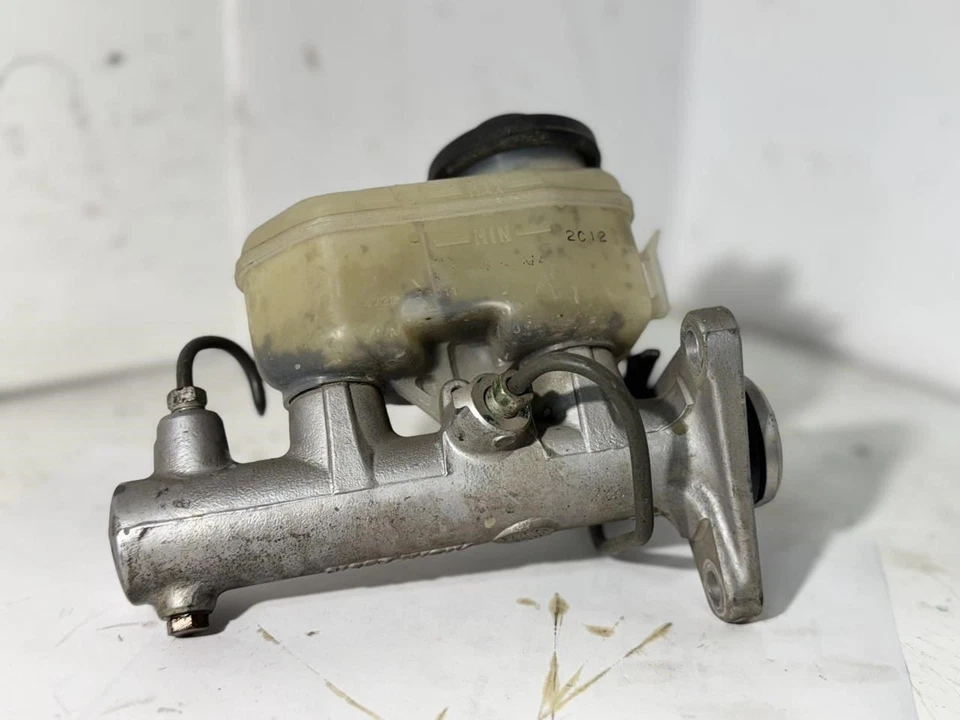 Главный тормозной цилиндр от оригинального производителя с резервуаром подходит для Lexus ES300 и Toyota Camry 92-94 годов выпуска - Изображение 4 из 4