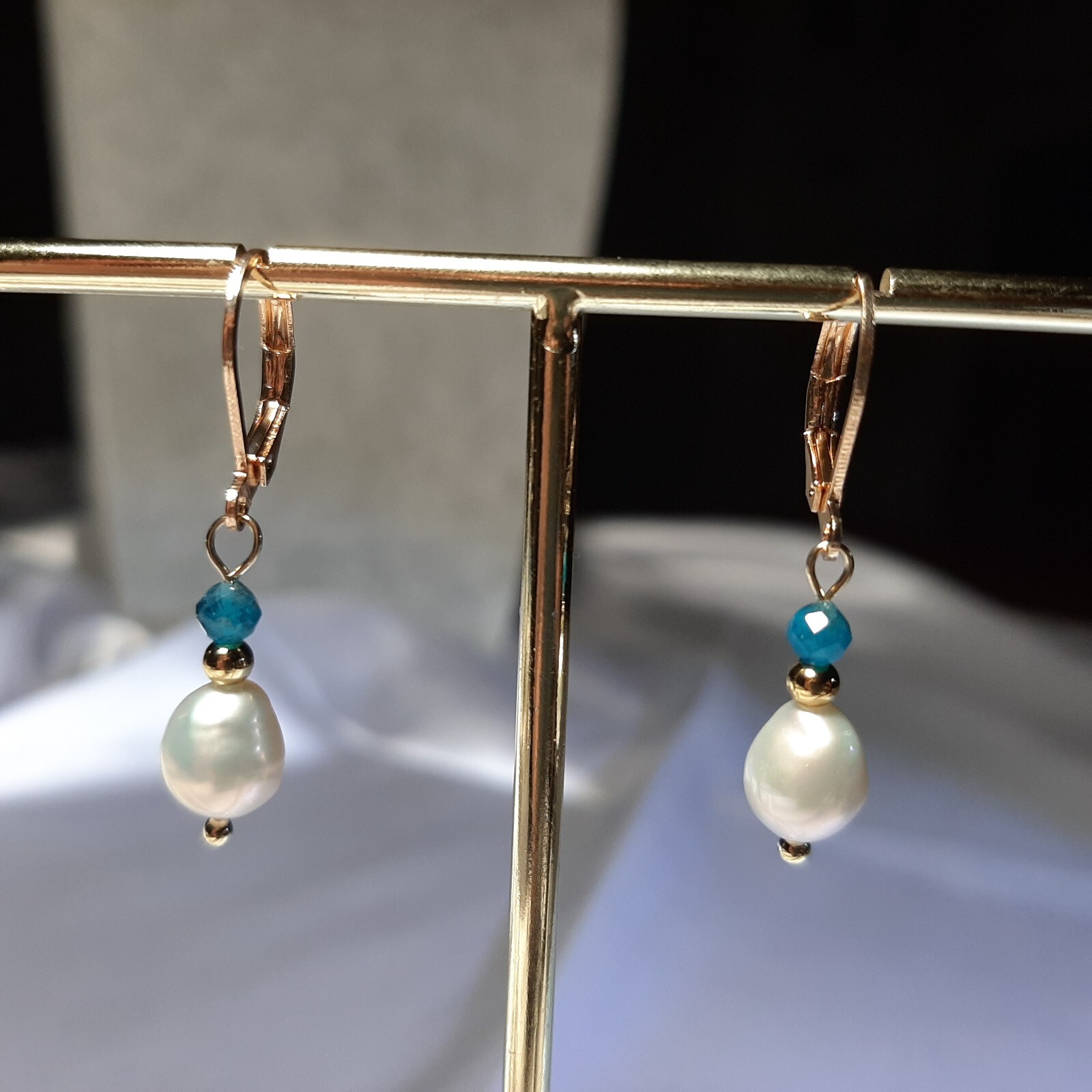 Boucles d'oreilles dormeuses en laiton doré à l'or et perle de culture blanche