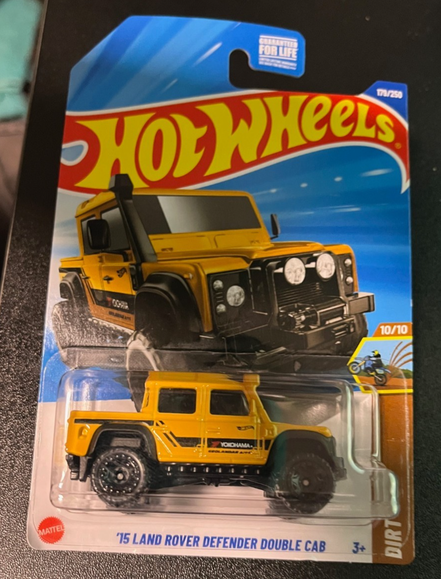 Hot Wheels 2025- '15 Land Rover Defender Double Cab, Yellow