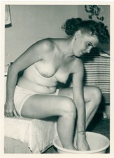 Junge hübsche Frau nackt beim Füsse waschen schöner Busen Akt Vintage 1960er -XL
