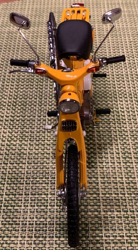 EBBRO 1/10 Honda Hunter Cub C105H Yerrow Moto Collezione Premium - Immagine 3 di 4