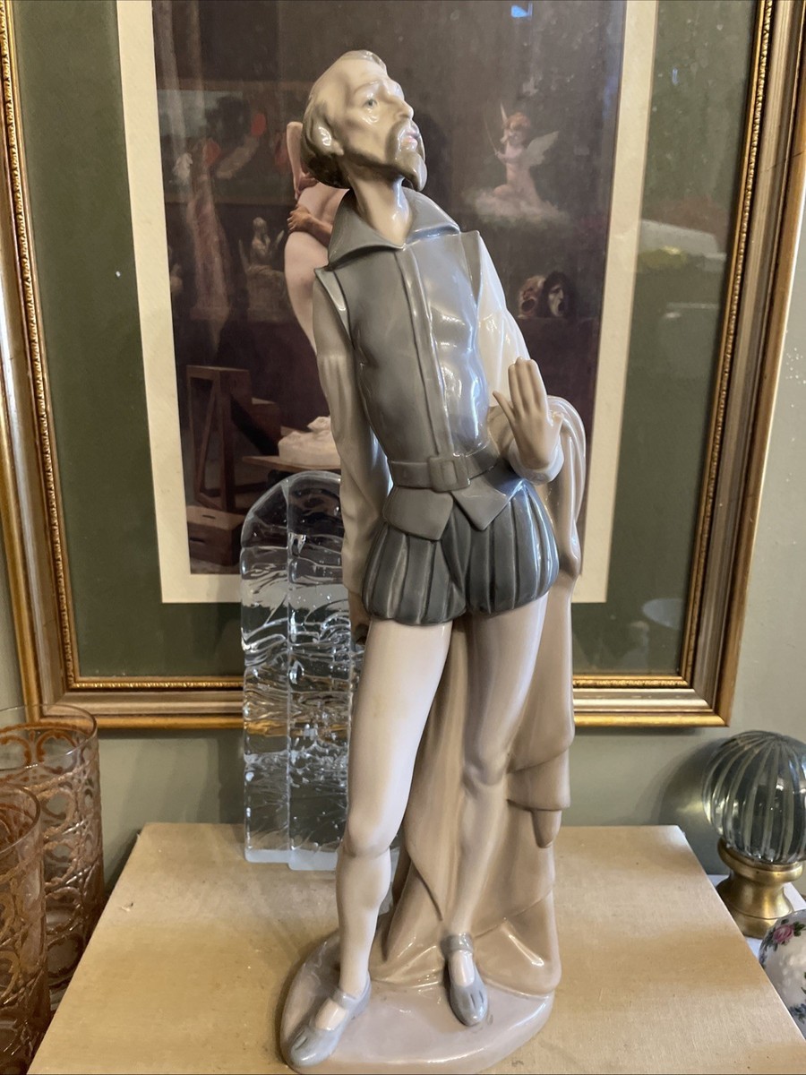 NAO by Lladro #305 DON QUIXOTE Reading With Sword 14-1/2