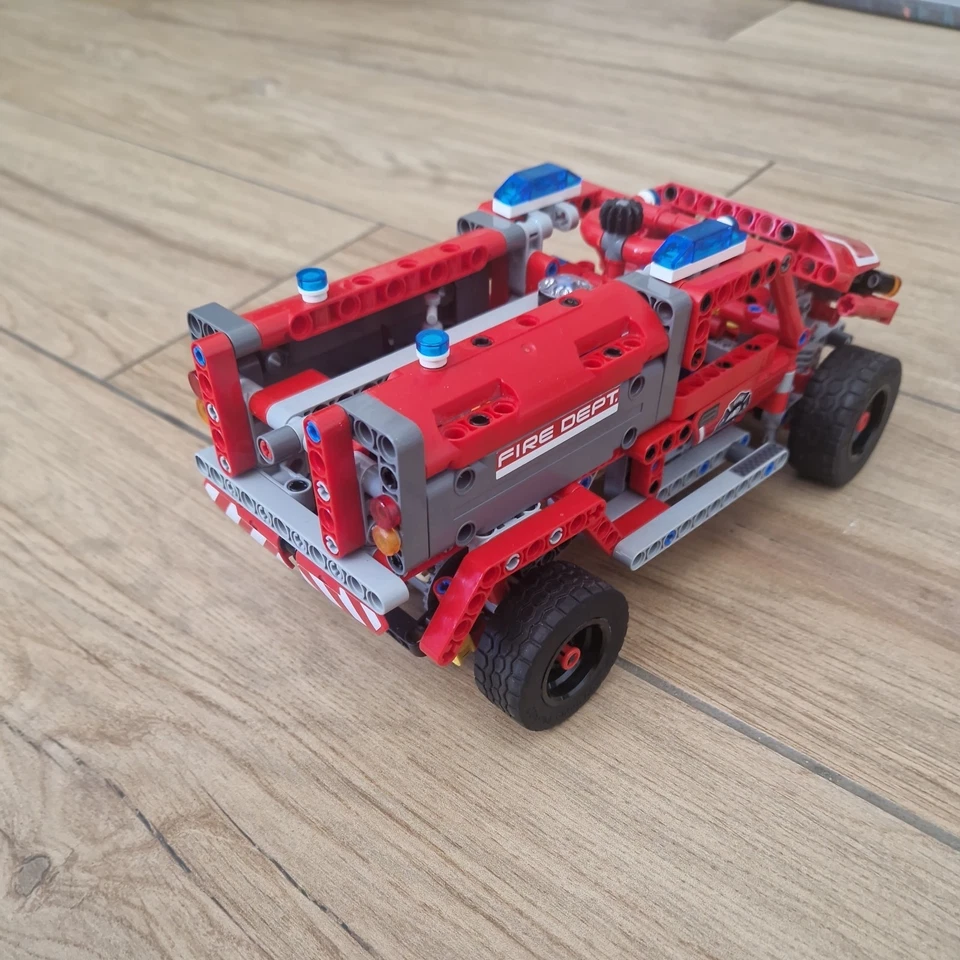 LEGO Technic 42075 First Responder, foto 4 di 5