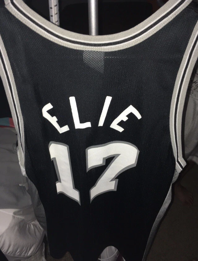 Fans line up to purchase San Antonio Spurs jerseys and T-shirts