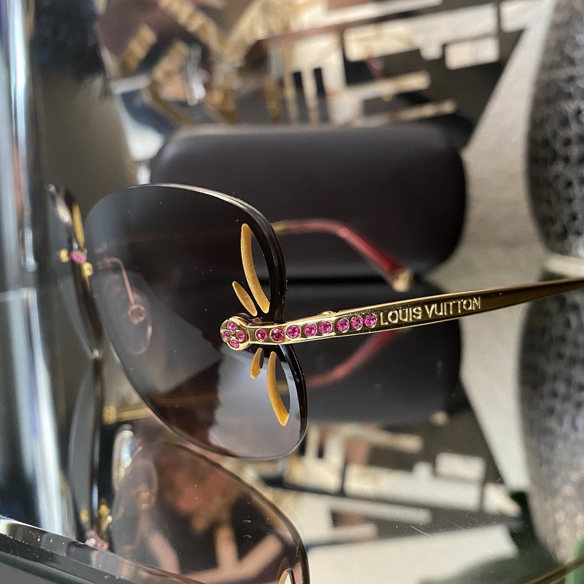 Louis Vuitton Women's Lily Pink U Sunglasses – Luxuria & Co.