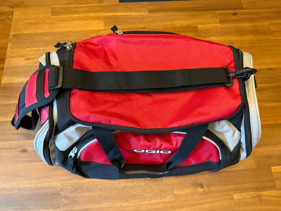 Ogio Street Series Duffle Bag  Vintage 22" X 10" X 10"  Red and Black Sports Bag - Image 2 of 4