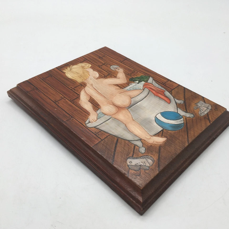 Arte colgante de pared vintage pintado a mano sobre madera de niño pequeño en bañera con rana Foto 2 de 4