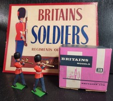 BRITAINS EYE RIGHT MODELS SCOTS GUARD TROMBONE PLAYERS 2 246 NOS PLASTIC ENGLAND