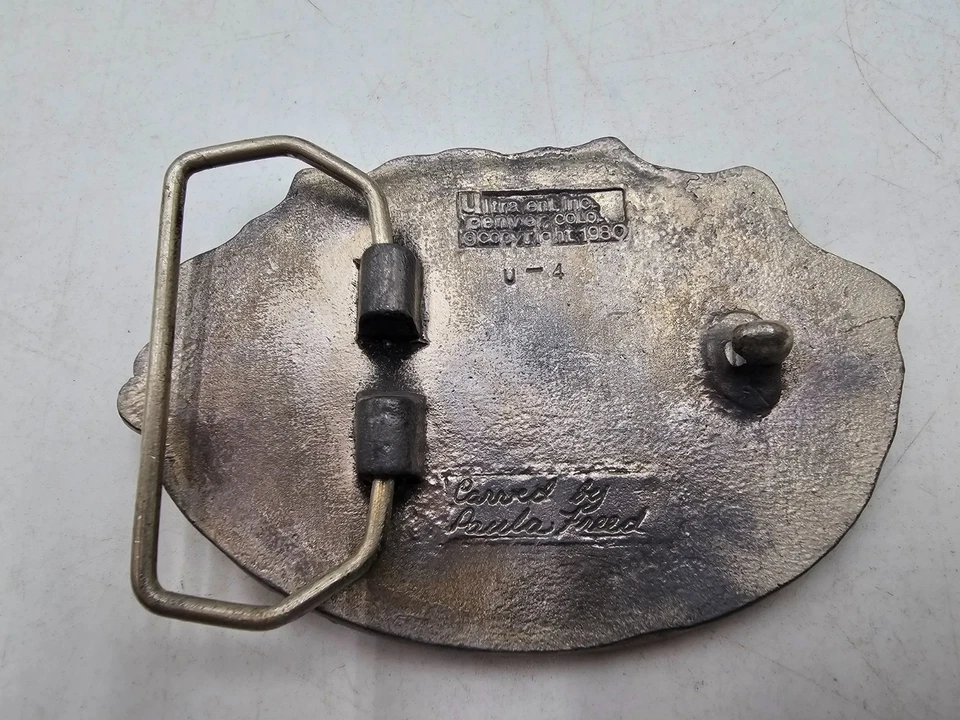 Hebilla de cinturón de peltre 1980 "Colorado Mountain Country" tallada por Paula Creed Foto 2 de 2