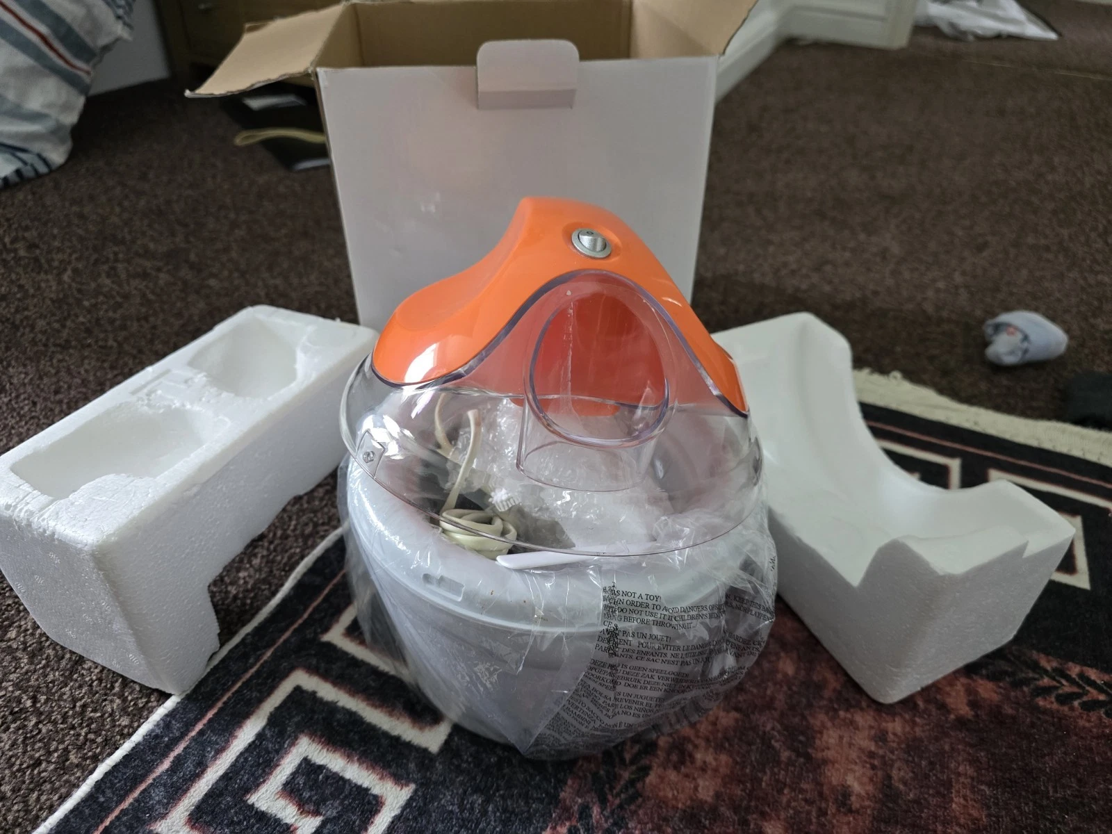 ICE CREAM / FROZEN YOGURT MAKER MACHINE