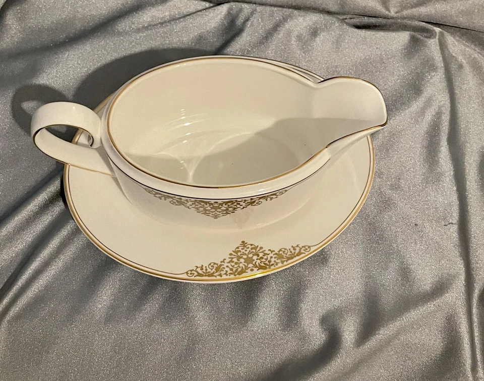 Wedgwood Bone China Vera Wang Imperatriz Joia Molho Barco E Sob Placa - Imagem 3 de 4