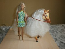 Barbie Pferd (Tawny) mit Zubehör Lauffunktion +  Puppe 2005 Mattel Konvolut