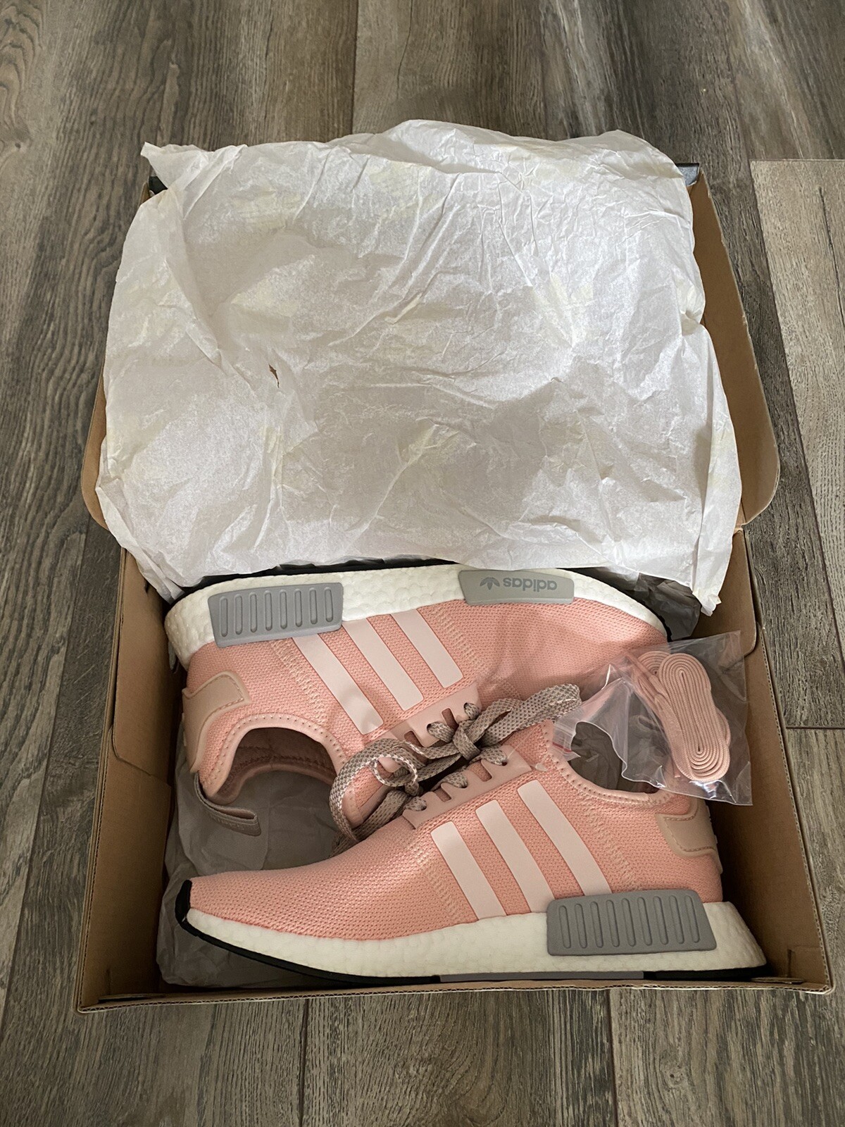 nmd r1 vapour pink