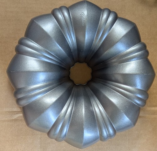 Wilton Perfect Results Metal Bundt Cake Pan 10 1/2" X 4" Baking Pan Used